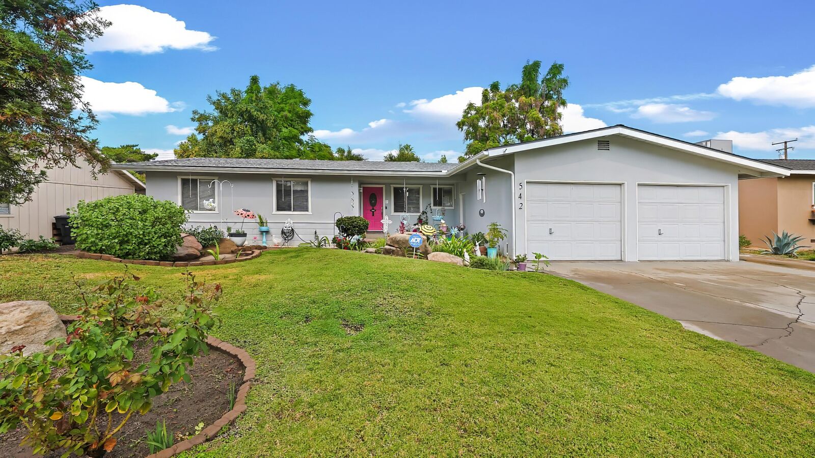 Property Photo:  542 W Paradise Avenue  CA 93277