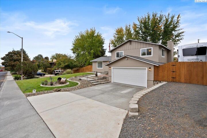 Property Photo:  179 Englewood Dr.  WA 99352