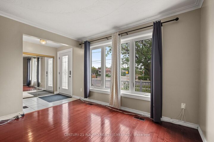 Photo de la propriété:  84 Goldsboro Road  ON M9L 1A7