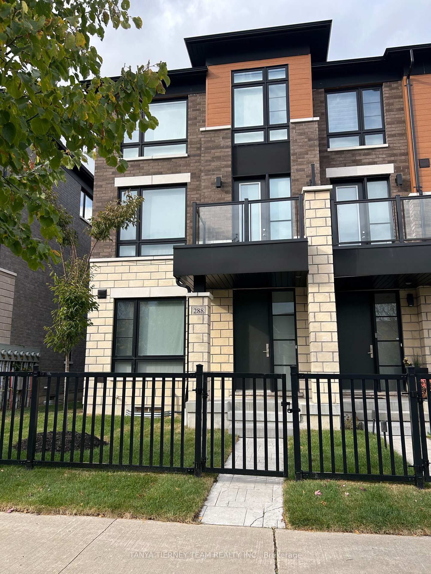 Property Photo:  288 Carnwith Drive E  ON L1M 2L6