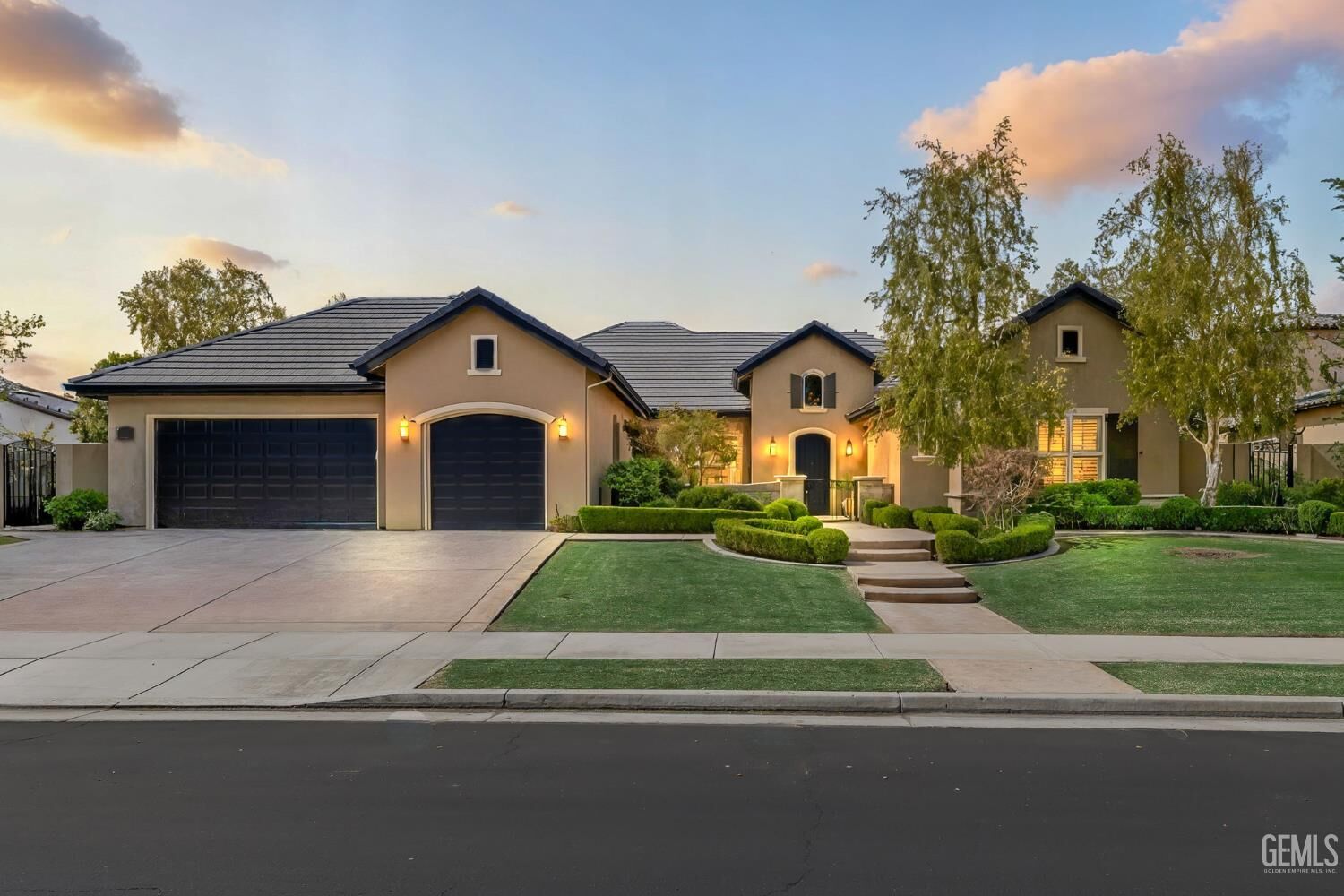 Property Photo:  2205 Tiverton Drive  CA 93311