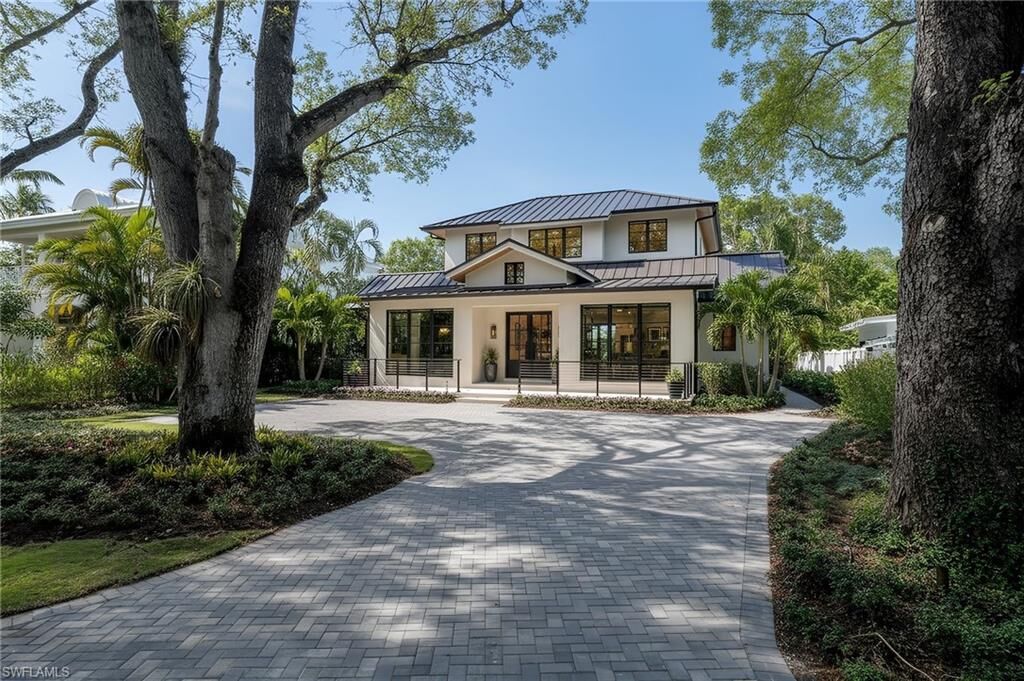 Property Photo: 349 2nd Ave N FL 34102