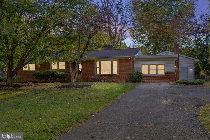 Property Photo: 6741 Maxwell Avenue VA 20187