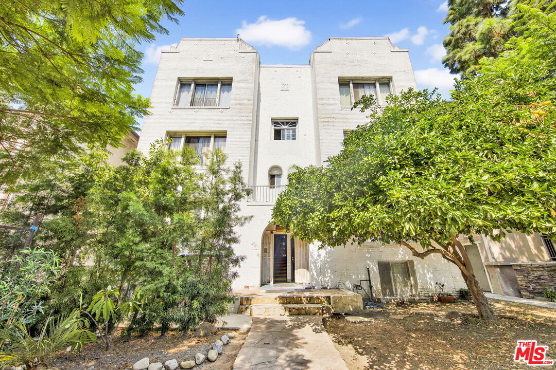 Property Photo:  225 E Garfield Ave  CA 91205 