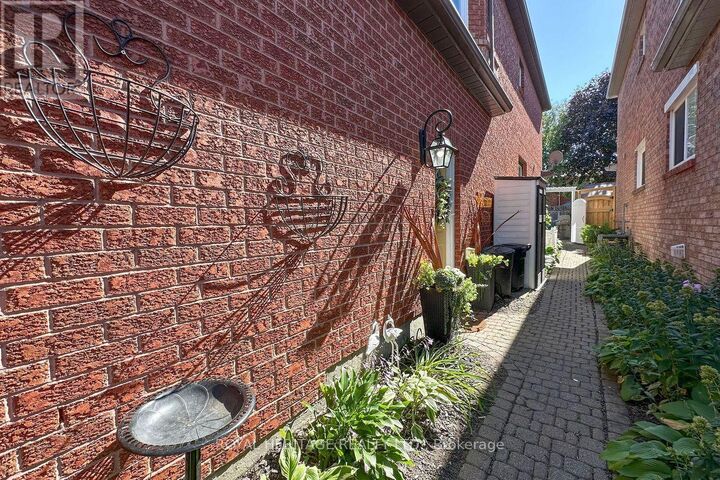 Property Photo:  66 Fieldnest Crescent  ON L1R 1Z6