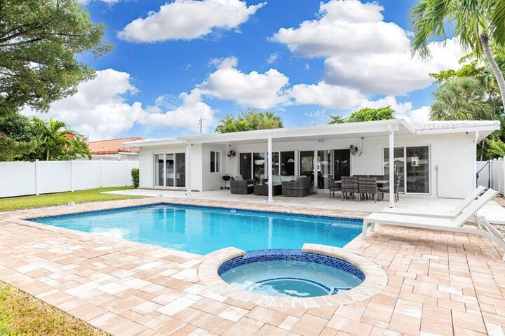 Property Photo:  2031 NE 14th Ct  FL 33304