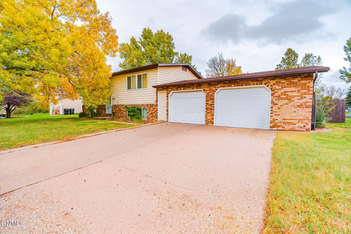 Property Photo:  26 Carlin Drive  ND 58504