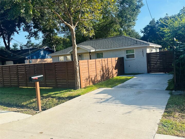 Property Photo:  2531 Walcott Lane  TX 77088 