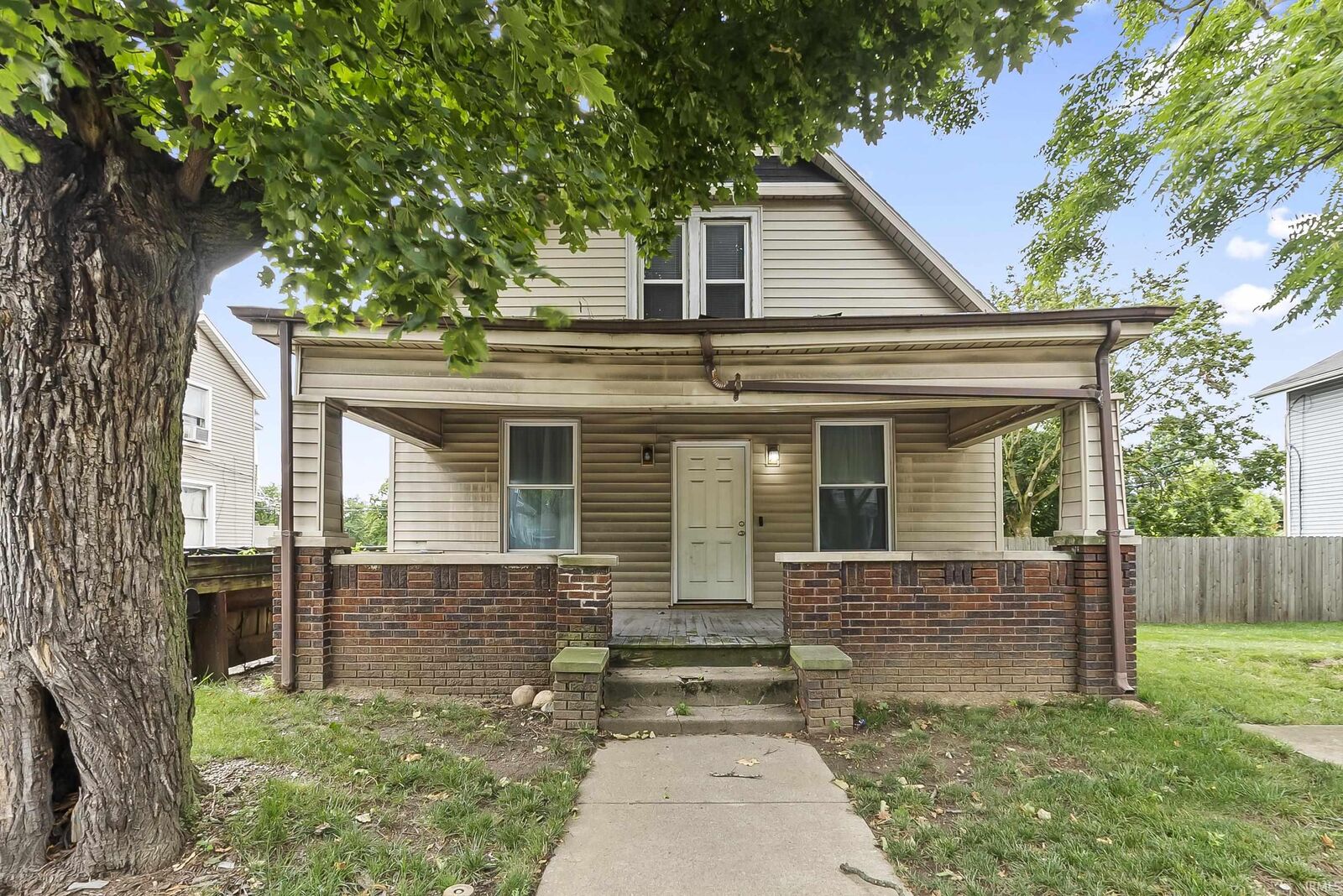 Property Photo: 2404 N Clinton Street IN 46805-3243