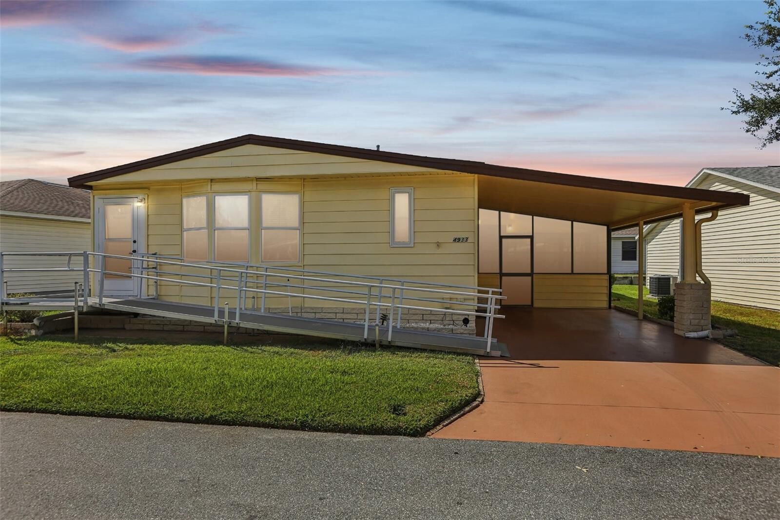 Property Photo: 4933 Colonnades Circle E FL 33811