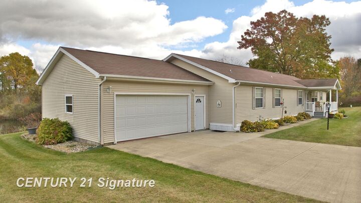 Property Photo:  897 Park View Drive  MI 48420