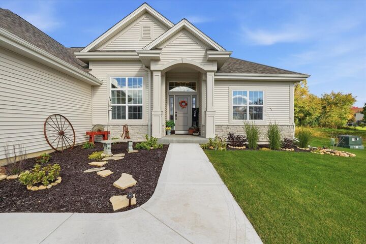 Property Photo:  842 Medina Dr  WI 53149 