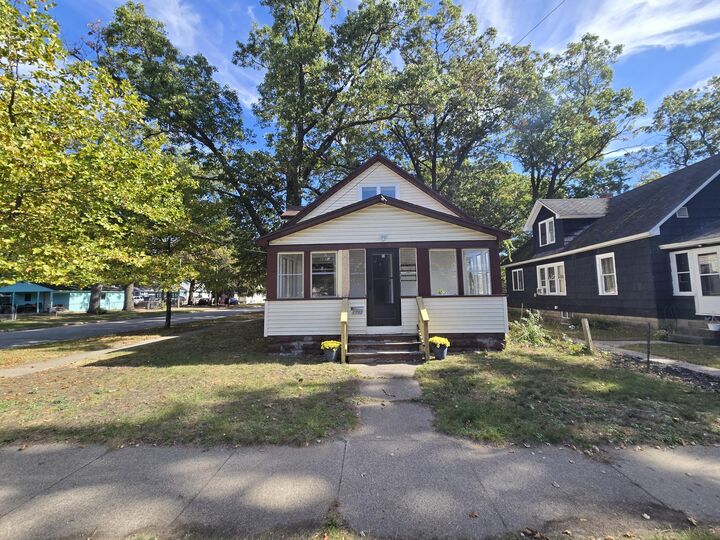 Property Photo:  1752 Wood Street  MI 49442