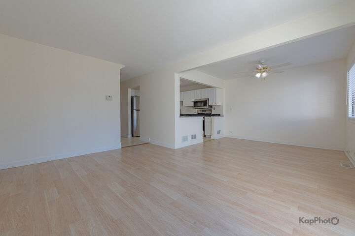 Property Photo:  110 N Waterford Drive 21  IL 60194