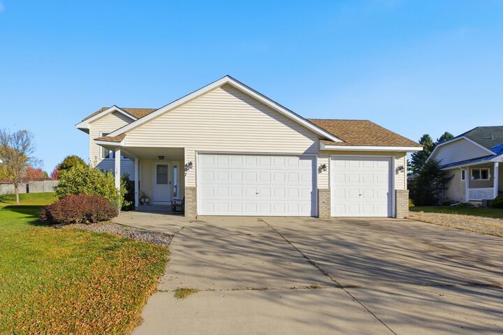 Property Photo:  407 Buffalo Run Road  MN 55313