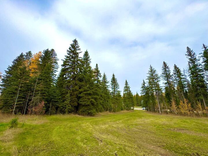 Property Photo: 127 Meadow Ponds Drive AB T4T 1A7