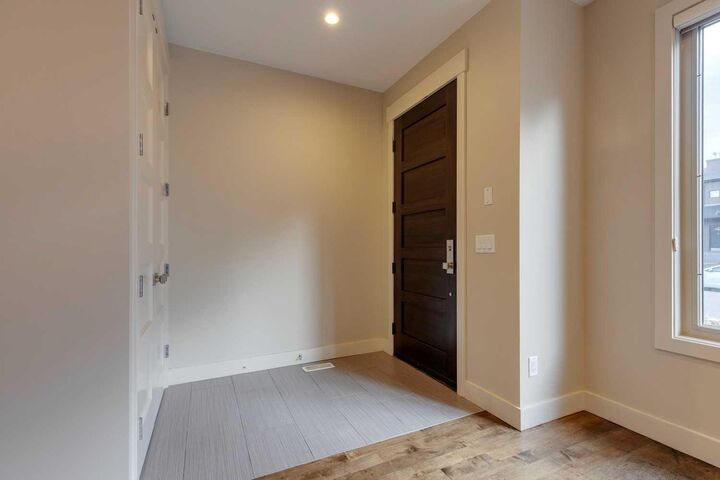 Property Photo:  2413 36 Street SW  AB T3E 2Z6