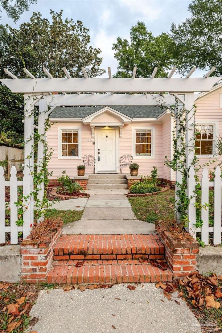 Property Photo: 724 N K St FL 32501