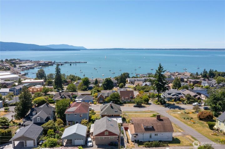 Property Photo:  917  13th Street  WA 98225 