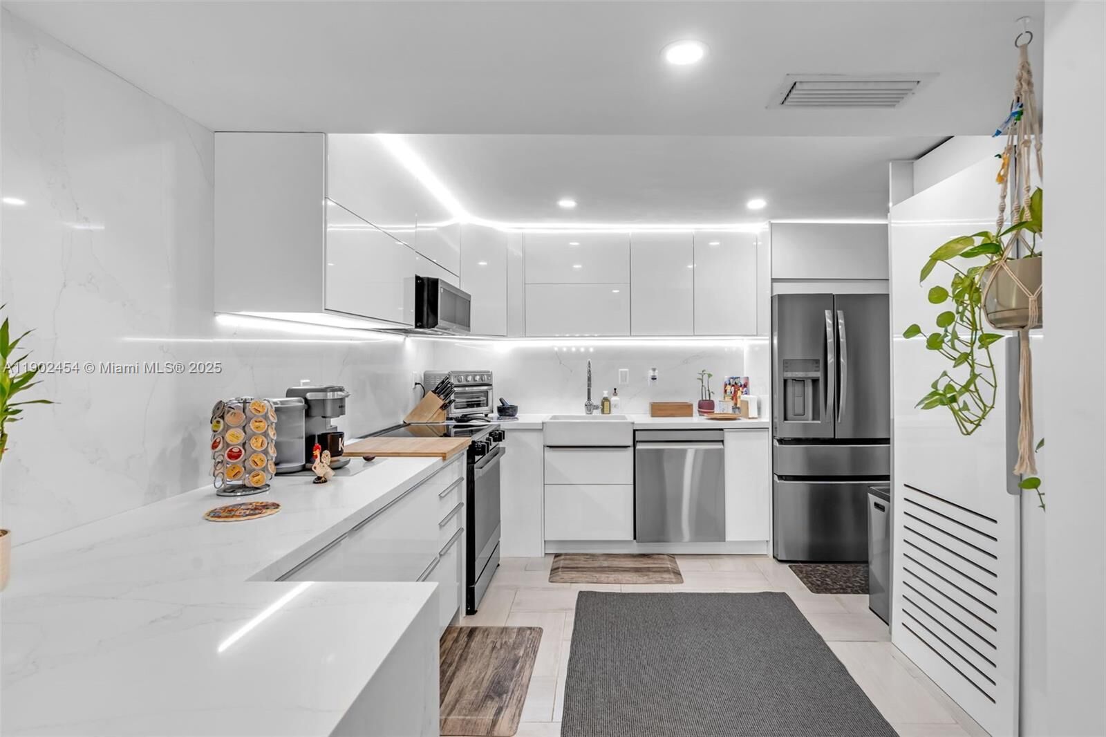 Property Photo:  101 Ocean Lane Dr 108  FL 33149 