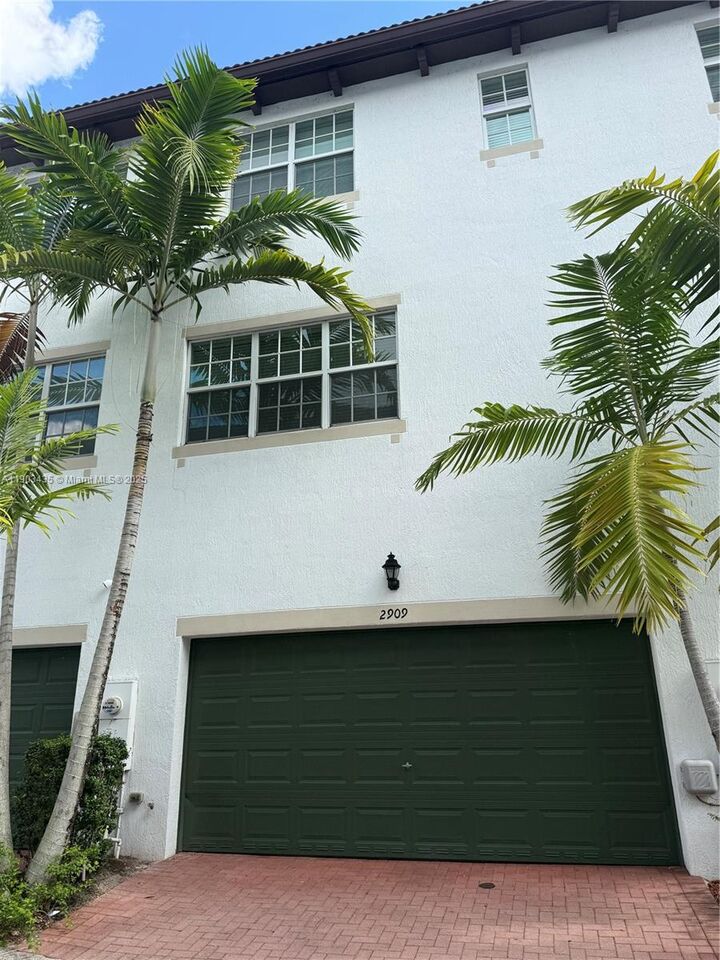 Property Photo:  2909 SW 119th Way  FL 33025 