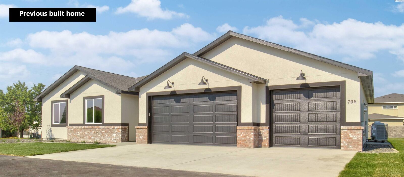 Property Photo:  1072 N Grant Place  WA 99336