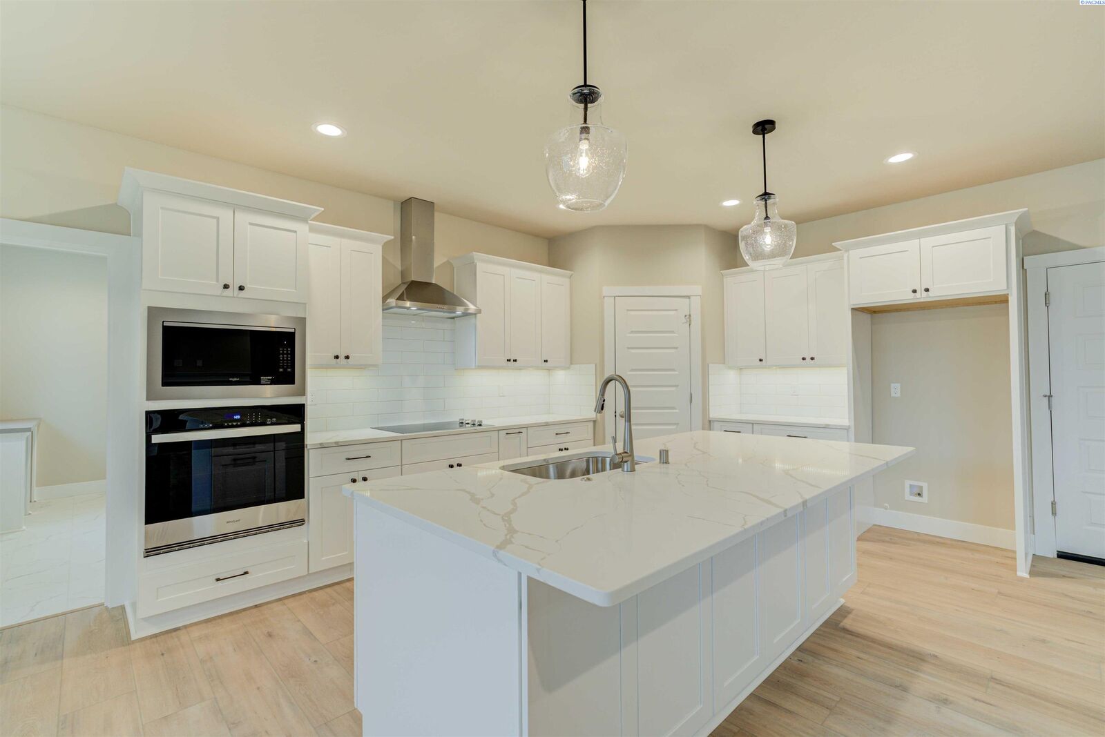 Property Photo:  1072 N Grant Place  WA 99336 