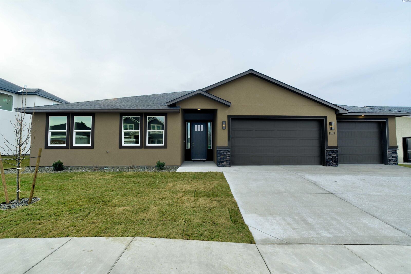 Property Photo:  1103 N Grant Place  WA 99336 