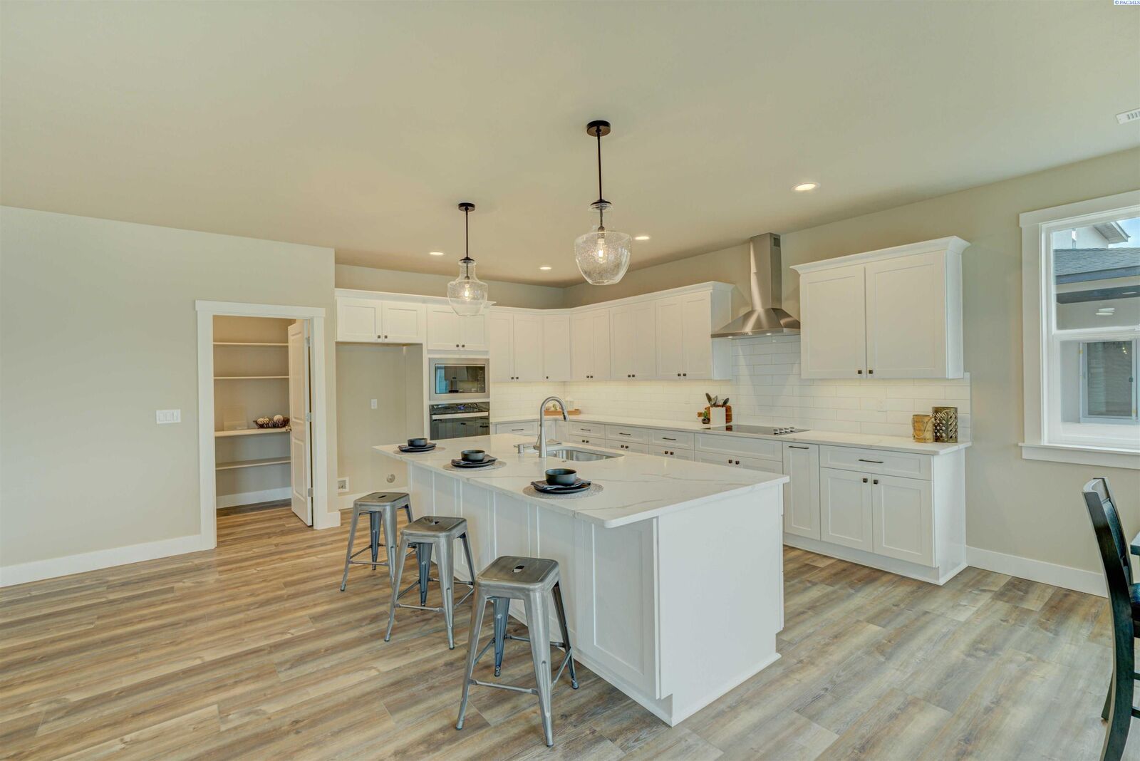 Property Photo:  1103 N Grant Place  WA 99336 