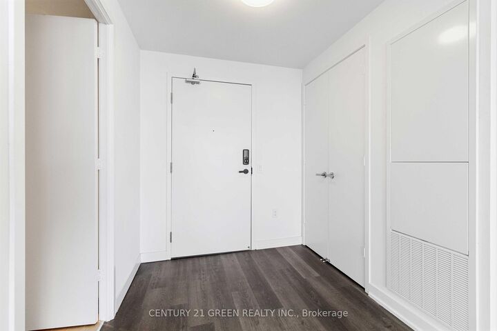 Property Photo:  3900 Confederation Parkway 5111  ON L5B 0M3