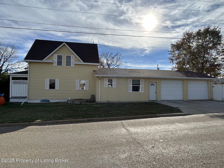 Property Photo:  302 4th Avenue SW  ND 58623
