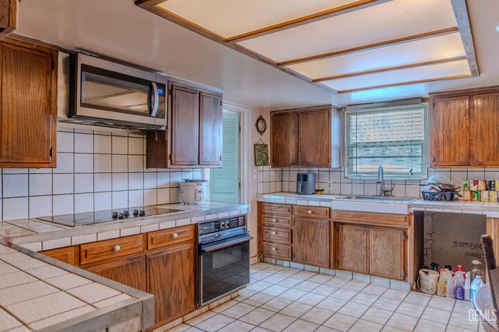 Property Photo: 2802 El Berrendo Avenue CA 93304