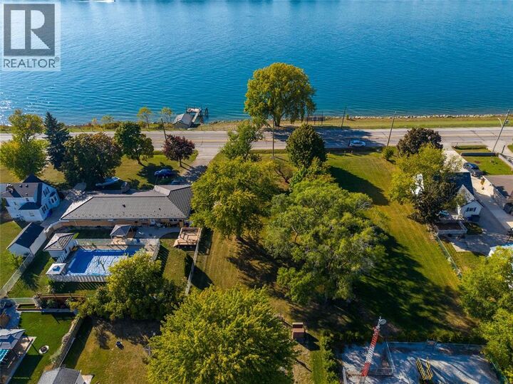 Photo de la propriété:  2002 St. Clair Parkway  ON N7T 7H5