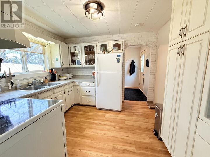 Property Photo:  37 Second Ave N  ON P8T 1H2