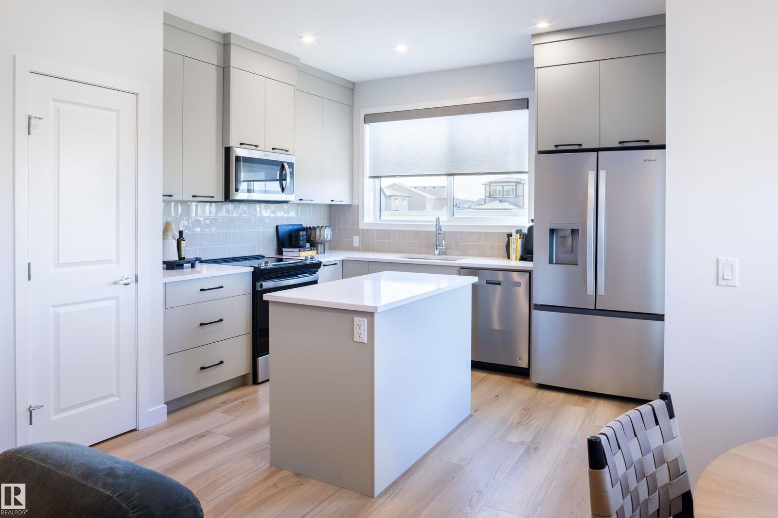 Property Photo:  837 Rowan Close SW  AB T6X 3J4