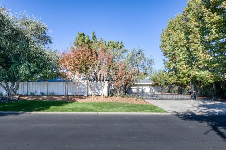 Property Photo: 7507 N Laguna Vista Avenue CA 93711