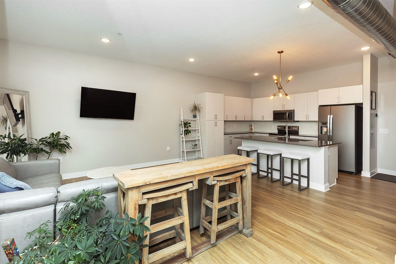 Property Photo: 450 SW 7th Street 304 IA 50309