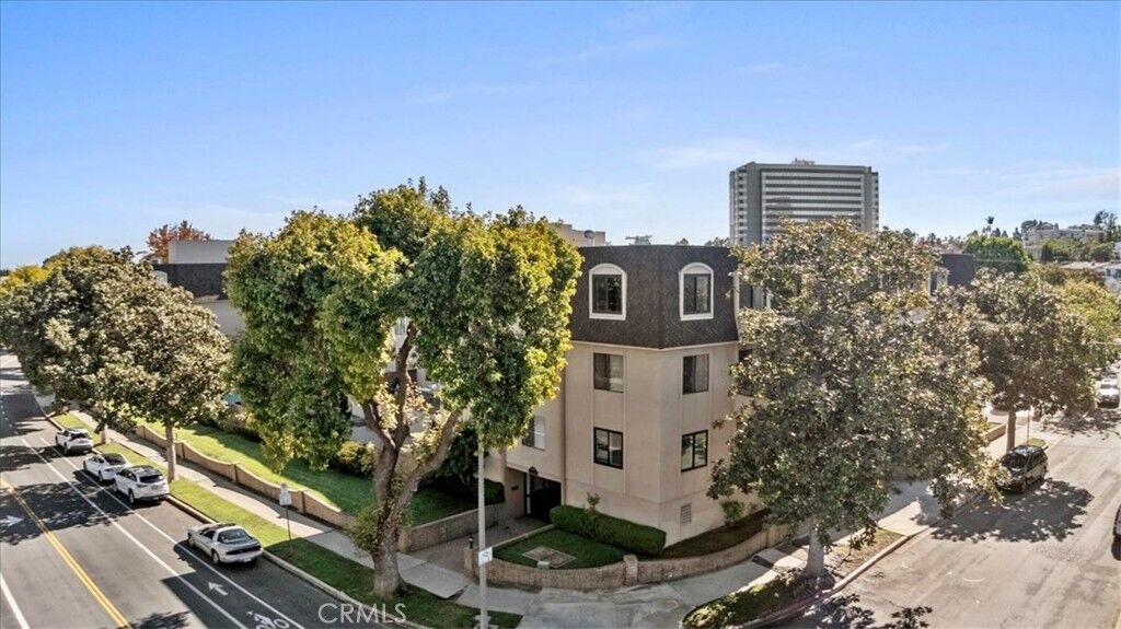 Property Photo: 1201 Roxbury 106 CA 90035