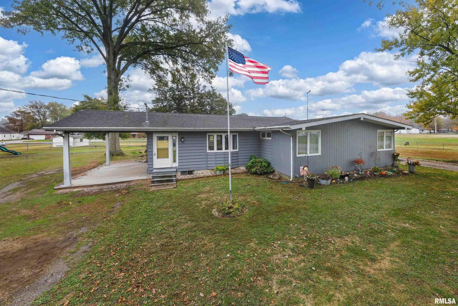 Property Photo: 816 S Elm Street IL 62884