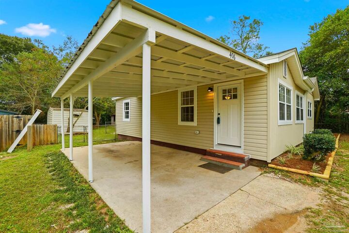 Property Photo:  406 Coulter Ave  FL 32533 
