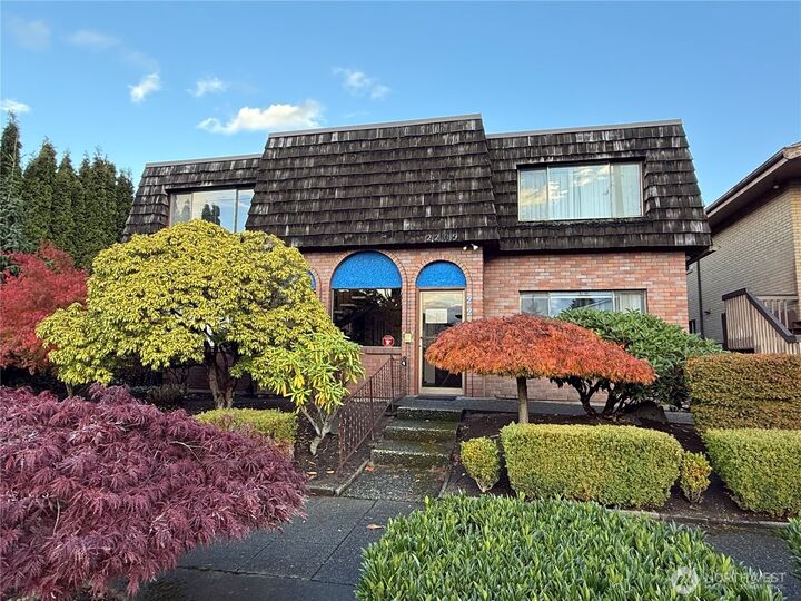 Property Photo:  2209  Colby Avenue 3  WA 98201 