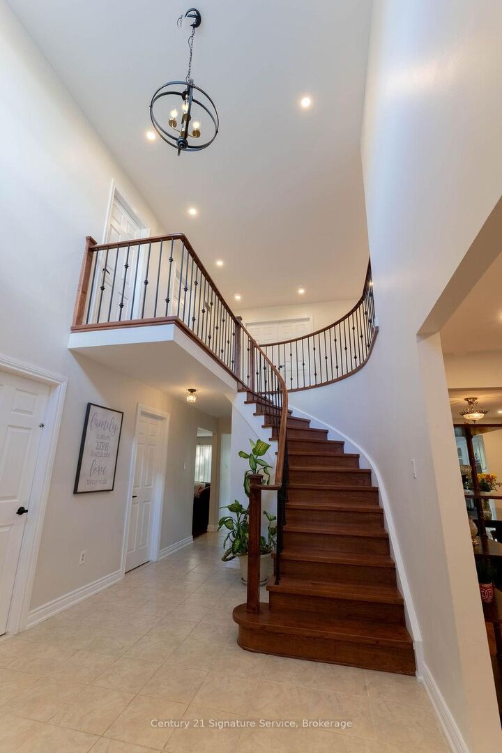 Property Photo: 5580 Millbrook Lane ON L5M 3X9