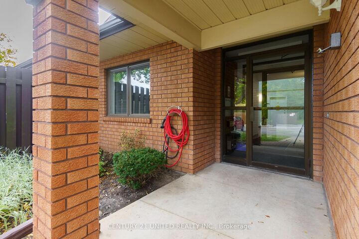 Photo de la propriété: 36 Champlain Crescent 15 ON K9L 1T1