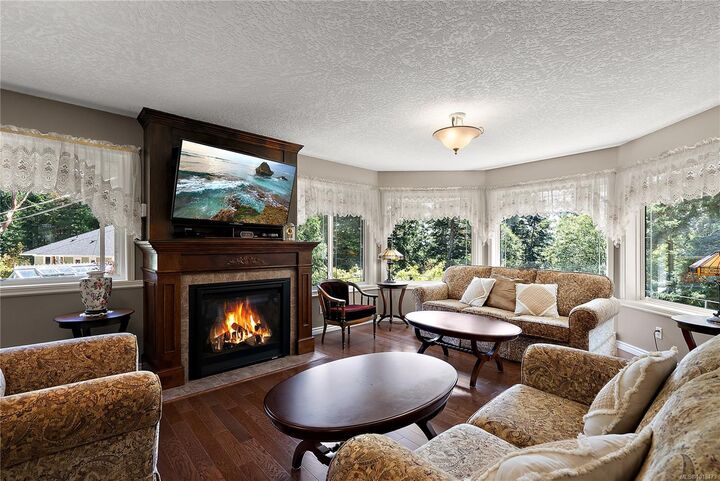 Photo de la propriété:  2250 Tryon Rd  BC V8L 5H7