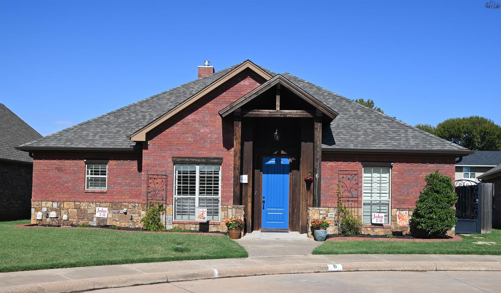 Property Photo: 6 Villa Court TX 76308