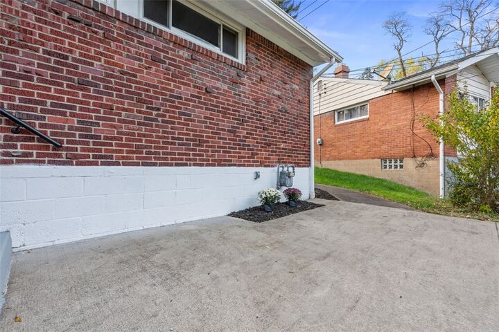 Property Photo: 429 Elwood Dr PA 15235