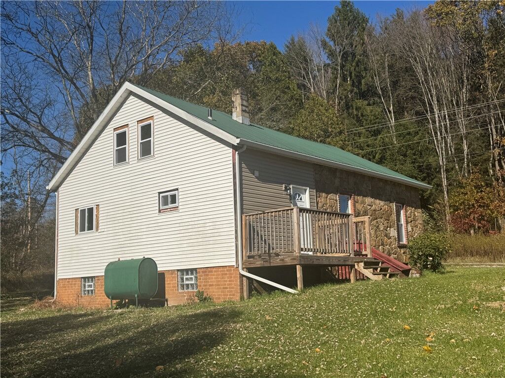 Property Photo:  2505 Parkwood Rd  PA 15774