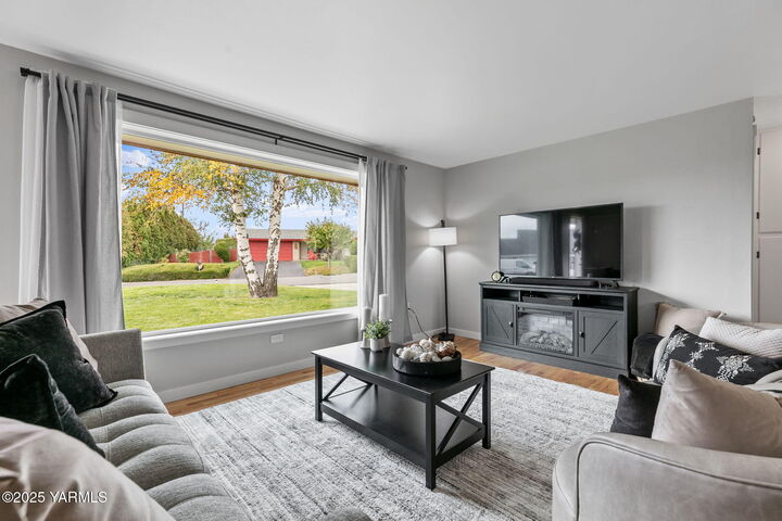 Property Photo: 711 S 70th Ave WA 98908