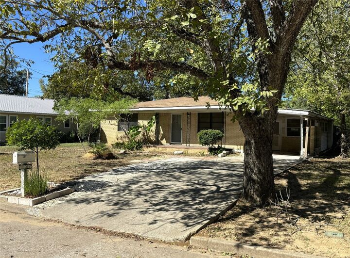 Property Photo: 107 Elm Avenue TX 76567