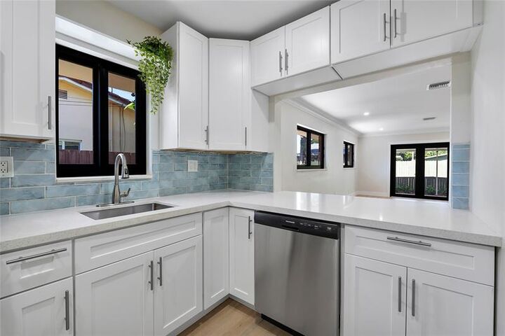 Property Photo: 617 NE 38th St FL 33334